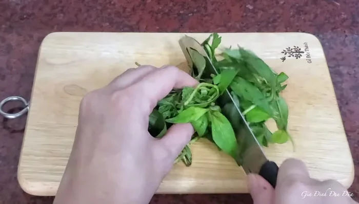 Cắt nhỏ rau răm, rau húng lủi.