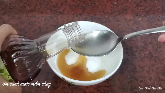 Pha nước sốt: Đường, nước mắm chay, tương ớt, nước cốt chanh, tỏi ớt băm nhỏ.