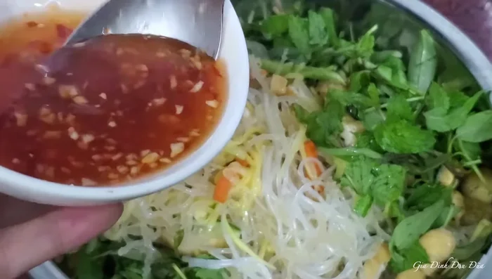 Thêm nước sốt, dầu phi hành, đậu phộng giã dập vào trộn đều.