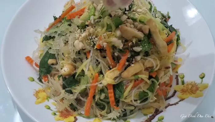 Xúc gỏi với bánh tráng, thưởng thức.