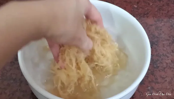 Rửa sạch rong sụn với 2-3 nước cho đến khi nước trong.