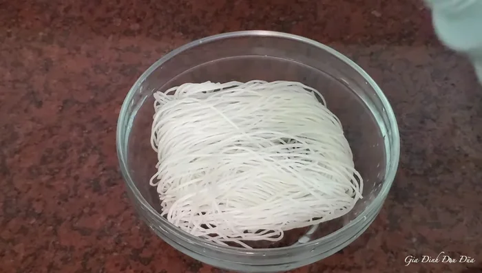 Ngâm đậu phụ trong nước sôi khoảng 10 phút cho mềm.