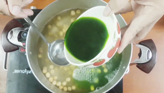 Cho nước cốt lá dứa vào, khuấy đều. Cho từ từ để chè có màu sắc và mùi thơm đẹp mắt.