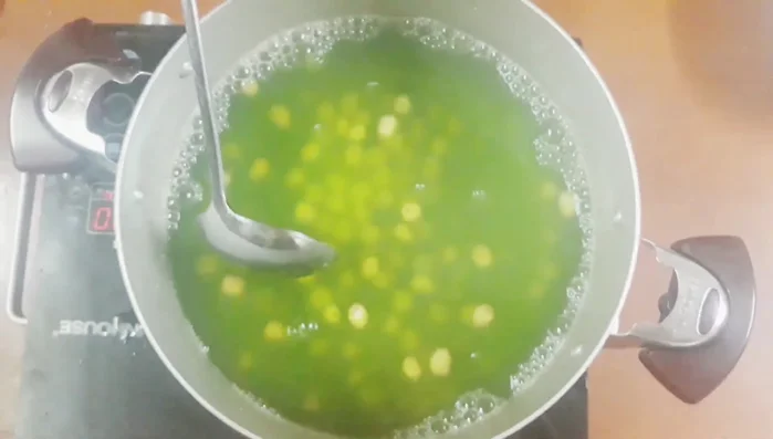 Cho từ từ hỗn hợp bột năng vào nồi chè, khuấy đều tay và để lửa nhỏ để chè không bị vón cục.