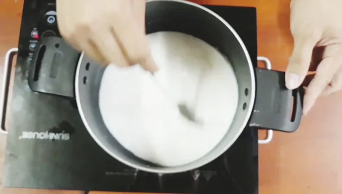 Làm nước cốt dừa: Pha 50g bột cốt dừa với 250ml nước lọc, thêm đường và một chút muối, đun sôi.