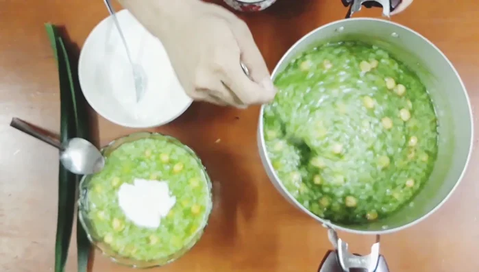 Tắt bếp, múc chè ra bát và chan nước cốt dừa lên trên.