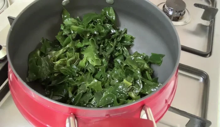 Phi thơm tỏi băm với dầu mè.