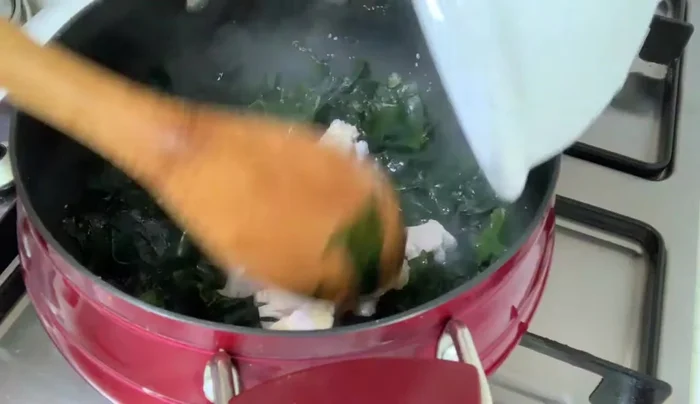 Cho thịt bò vào xào sơ.