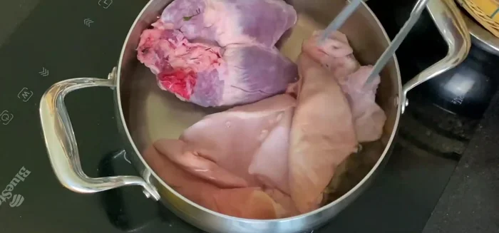 Luộc lòng: Sơ chế lòng (tim, gan, trường, bao tử) với muối, giấm và bột mì cho sạch. Cho lòng vào nồi, thêm hành tây, 1.5 muỗng cà phê muối, 1/3 muỗng cà phê bột ngọt. Luộc với thời gian khác nhau: bao tử 7 phút, trường 10 phút, tim gan 18 phút. Sau khi luộc xong, cho lòng vào thau nước lạnh ngâm khoảng 3 phút để giữ độ trắng.