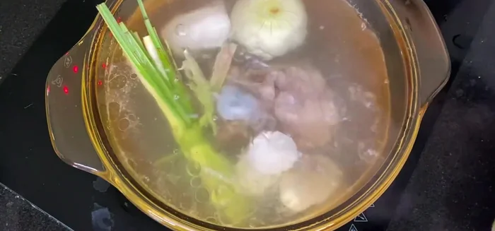 Nấu nước dùng: Đun sôi nồi nước dùng xương ống, nêm nếm lại với 4 cây sả, giảm lửa nhỏ, đun khoảng 1 tiếng. Sau đó thêm 1.5 muỗng canh hạt nêm, 1 muỗng canh đường phèn, 1/2 muỗng cà phê muối, 1-2 muỗng canh dầu màu điều. Nêm nếm lại cho vừa khẩu vị.