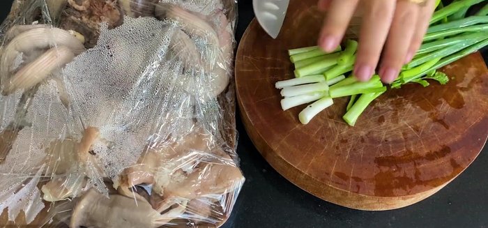 Sơ chế hành ngò: Cắt nhỏ hành ngò.