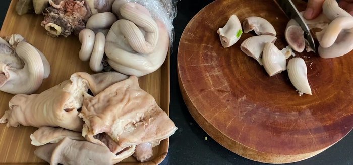Sắp xếp và trình bày: Cắt lòng thành miếng vừa ăn. Cho bún vào tô, chan nước dùng, xếp lòng lên trên, rắc hành ngò và giá.