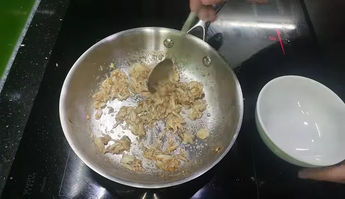 Múc một ít thịt ghẹ ra để riêng, dùng để trang trí sau. (115.64)