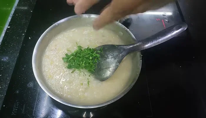 Cho hành lá/ngò rí vào, quấy đều. (133.84)