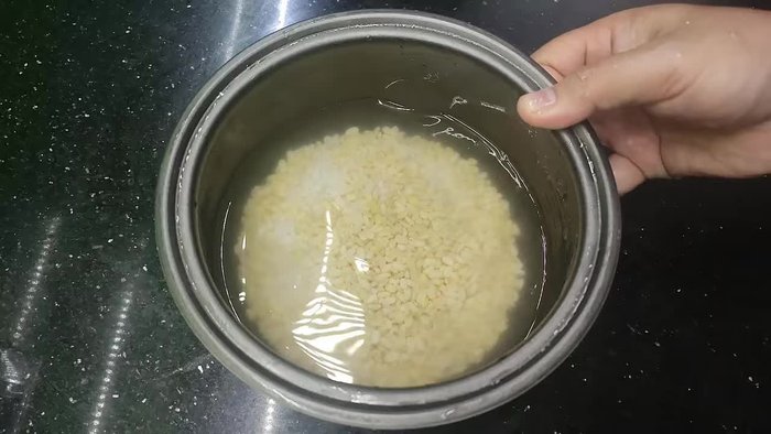 Ngâm đậu xanh và gạo khoảng 4-5 tiếng cho mềm. (13.32)
