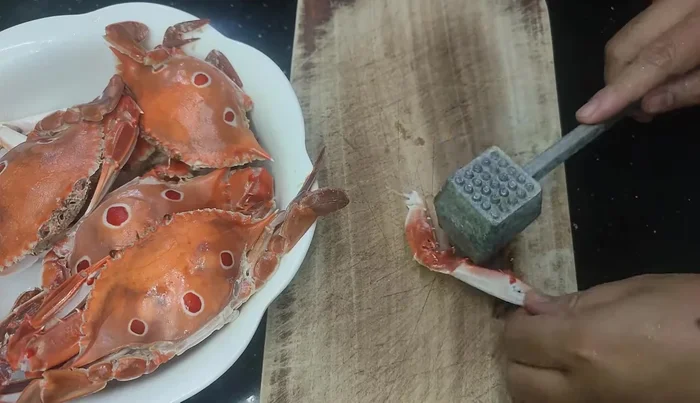 Rửa sạch đậu xanh và gạo, cho vào nồi cơm điện, thêm ít hạt nêm và muối. (24.64)