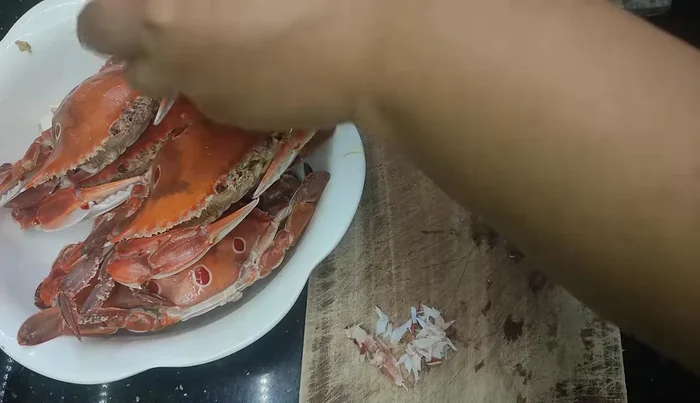 Gỡ thịt ghẹ, bỏ xương và vỏ. (38.239)