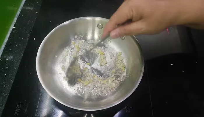 Phi thơm hành, tỏi, gừng băm nhỏ. (78.72)