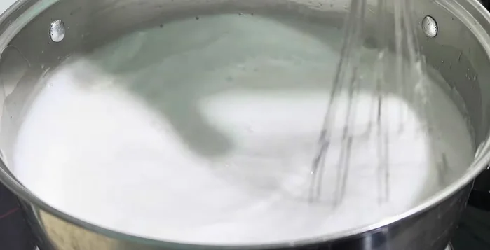 Đun sôi hỗn hợp sữa dừa trên lửa nhỏ, khuấy đều tay để tránh bị vón cục ở đáy.