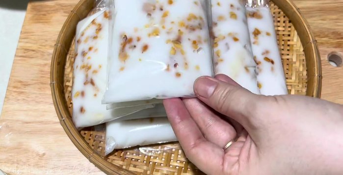 Cho vào ngăn đá tủ lạnh khoảng 8 tiếng hoặc qua đêm cho kem đông cứng.