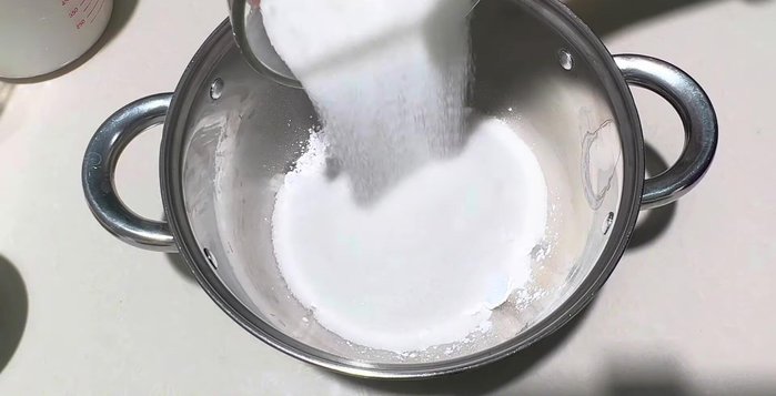 Khuấy đều cho bột tan rồi thêm nước cốt dừa (cho 1 nửa trước, khuấy tan rồi thêm phần còn lại).