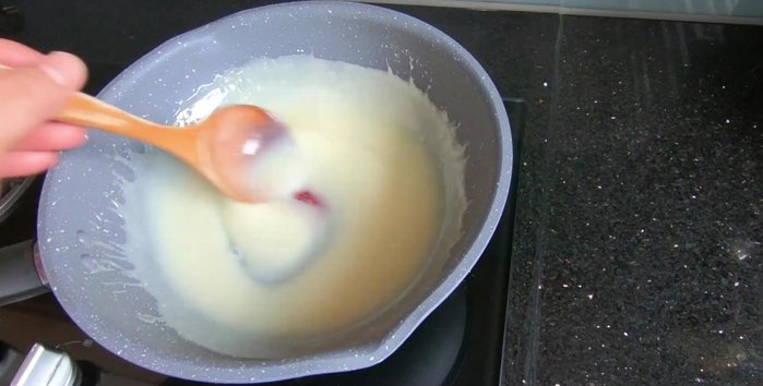 Tắt bếp, để hỗn hợp nguội bớt rồi thêm sữa chua trái cây vào, khuấy đều. (Không cho sữa chua vào khi hỗn hợp còn nóng).
