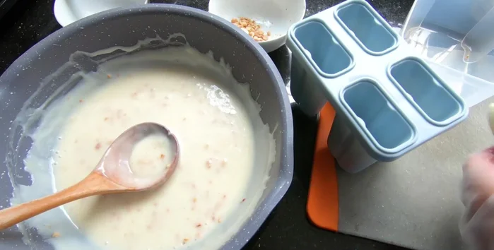Cắt chuối thành lát mỏng.