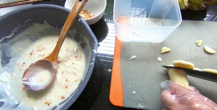 Nếu làm kem chuối hộp, xếp lát chuối vào hộp, cho hỗn hợp kem vào, trộn đều và cho vào ngăn đá.