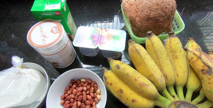 Chuẩn bị nguyên liệu: Chuối chín, đậu phộng rang, nước cốt dừa, bột năng, sữa chua trái cây, sữa đặc, dừa khô, đường.