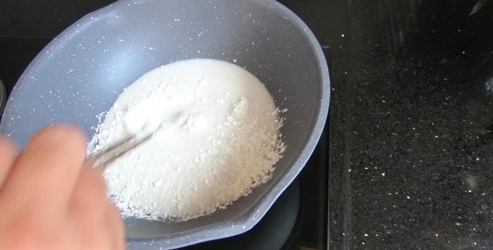 Bật bếp, nấu hỗn hợp nước cốt dừa và bột năng cho đến khi sôi và sánh lại.