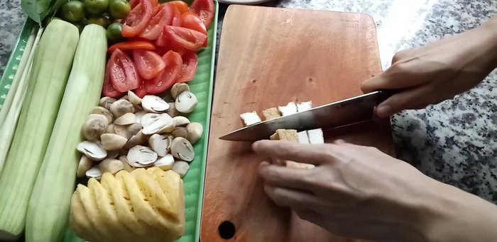Cắt đậu hũ thành khối vuông.