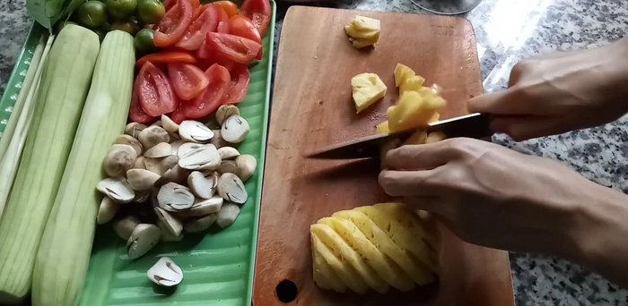 Cắt nhỏ khóm và xay nhuyễn cùng cà chua.