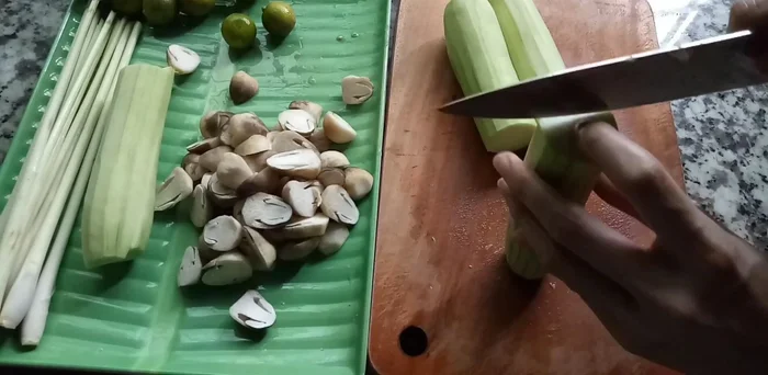 Cắt mướp hương làm tư.