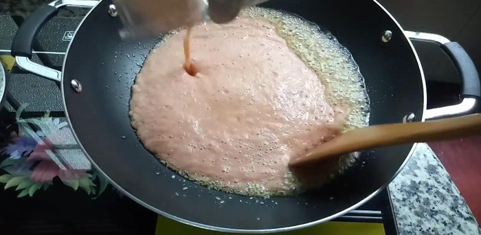 Cho hỗn hợp cà chua và khóm đã xay vào xào.