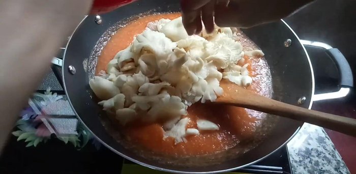Thêm nấm bào ngư và nấm rơm.