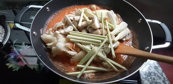 Cho sốt lẩu Thái và kem lỏng nấu ăn vào.