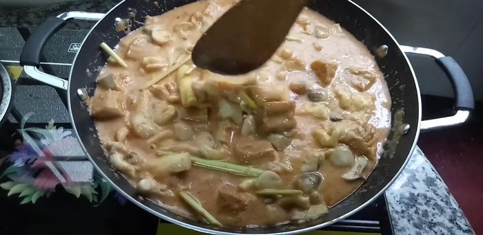 Nấu khoảng 10 phút, sau đó hạ lửa nhỏ.
