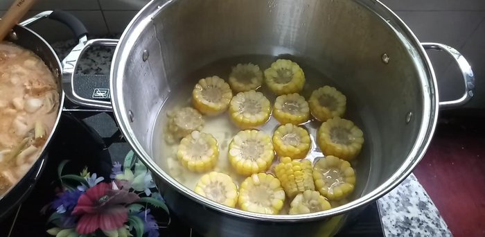 Nấu nước dùng bắp Mỹ trước (khoảng 1 tiếng).