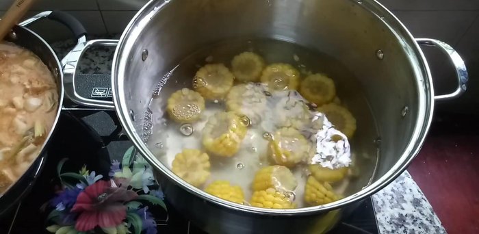 Cho nước dùng bắp, nước dừa, hỗn hợp cà chua – khóm đã xào vào nồi.