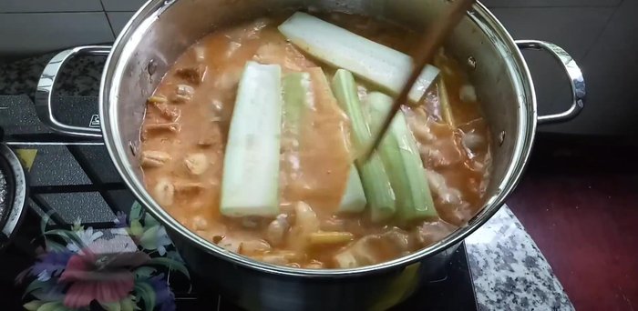 Thêm mướp hương, đun sôi rồi hạ lửa nhỏ hầm.