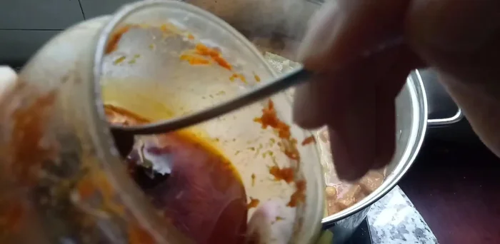 Thêm sa tế, nước tắc, lá chanh.