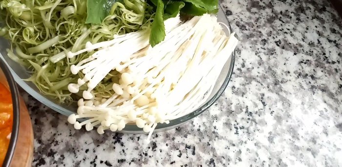 Trình bày với rau muống bào, nấm kim châm, lá quế, ngò gai.