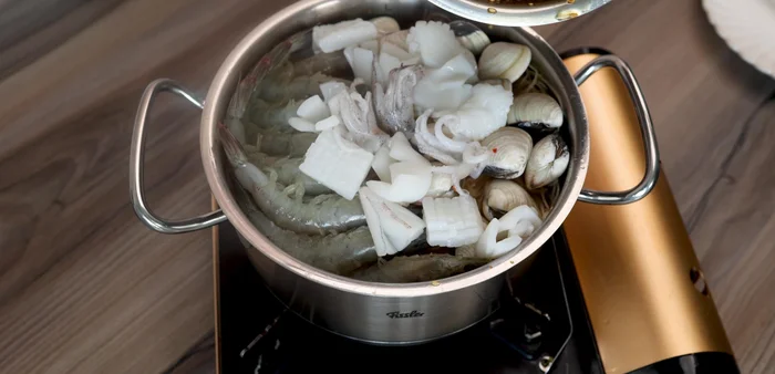Rưới hết phần nước trộn còn lại lên hải sản.