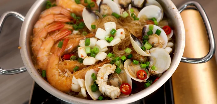 Rắc thêm hành lá và ớt (nếu dùng) lên trên.
