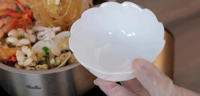 Múc ra tô hoặc ăn trực tiếp trong nồi.