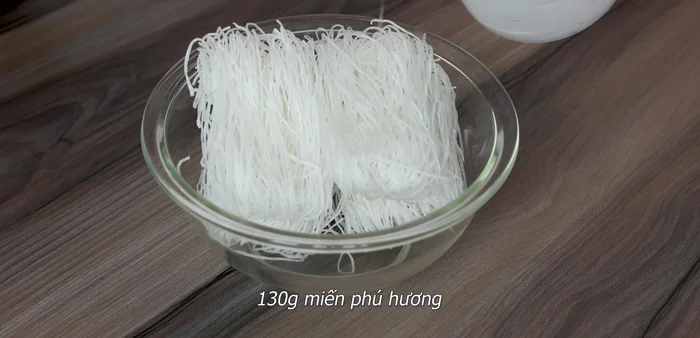 Ngâm miến trong nước khoảng 10 phút cho nở. (Thời gian ngâm tùy thuộc loại miến)