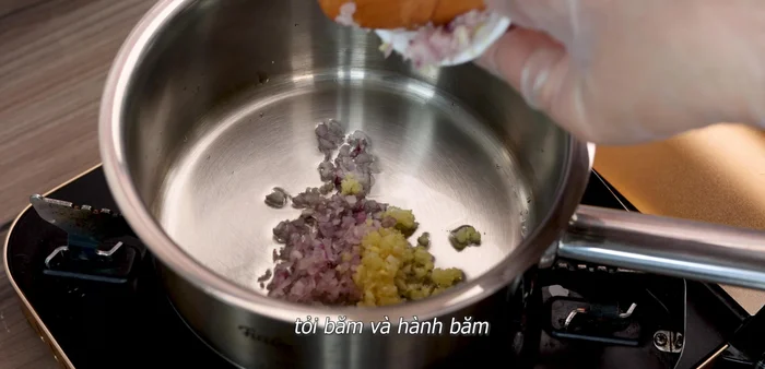 Phi thơm tỏi và hành băm với dầu ăn.