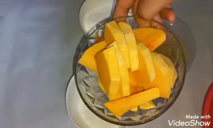 Hấp bí đỏ đã gọt vỏ và cắt miếng khoảng 7 phút cho mềm.