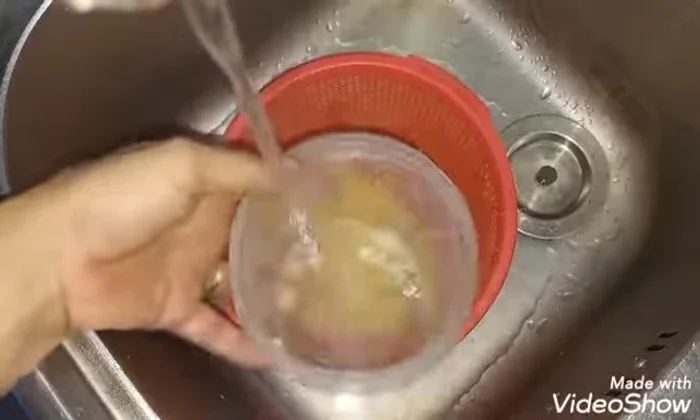 Rửa sạch đậu xanh đã ngâm.