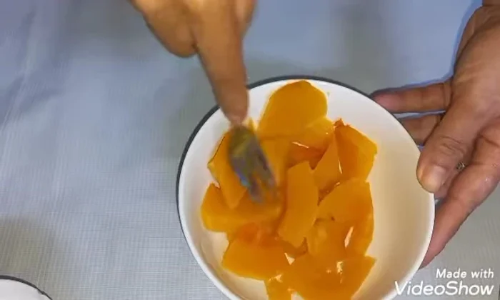 Dầm nát bí đỏ hấp chín. Tùy thích, có thể viên bí đỏ thành từng viên nhỏ.